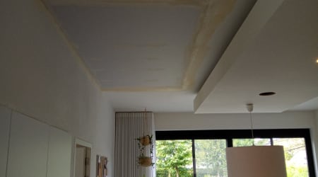 Plafond met inbouwspots en bak