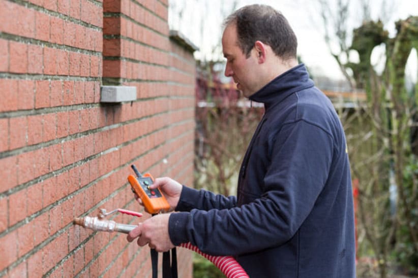 Kijk naar de bouwplannen om erachter te komen of je een spouw hebt