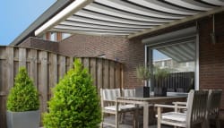 zonnescherm in de tuin