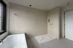 Douchewanden en bloktrede in microcement