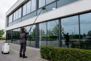 Glasbewassing van bedrijfspand