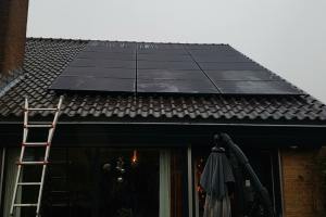 18 panelen Trinasolar 295WP Full Black met een Solaredge SE5000 HD Wave omvormer