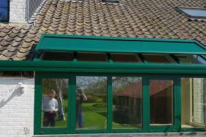 Veranda alu avec store et lampes