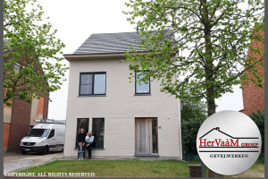 Gevelrenovatie met spuitkurk te Herentals.