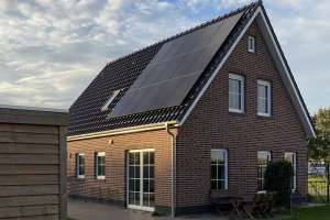 15 Suntech 360WP Full Black zonnepanelen in combinatie met een Trannergy omvormer.