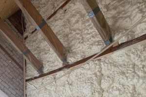 Dakisolatie met Icynene H2foam Lite ( opencel, watergeblazen)