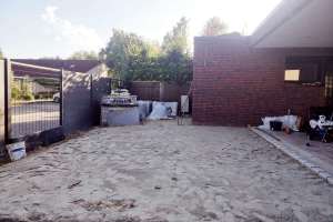 Tegelwerk 120 x 60 cm keramische tegels op gestabiliseerd zand.