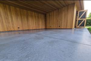 gepolierde beton voor poolhouse en oprit in kiezel