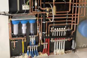 Cv-installatie met vloerverwarming + radiatoren en regenwatersysteem