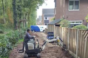 Exclusieve oprit en tuin renovatie met natuursteen tegels, kostbare granieten ornamenten en Aziatische beplanting.