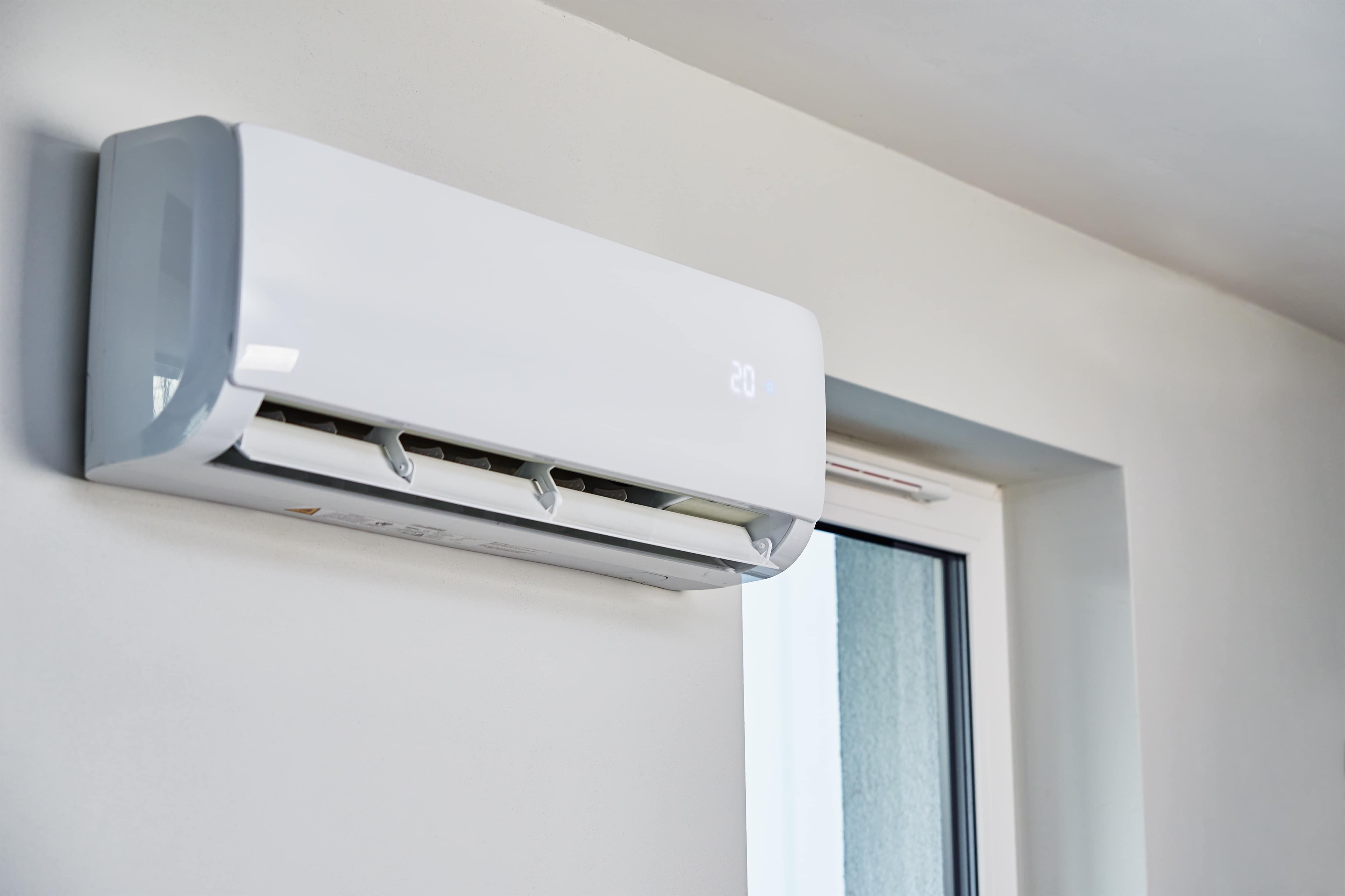 split airco binnenunit hangt aan de muur