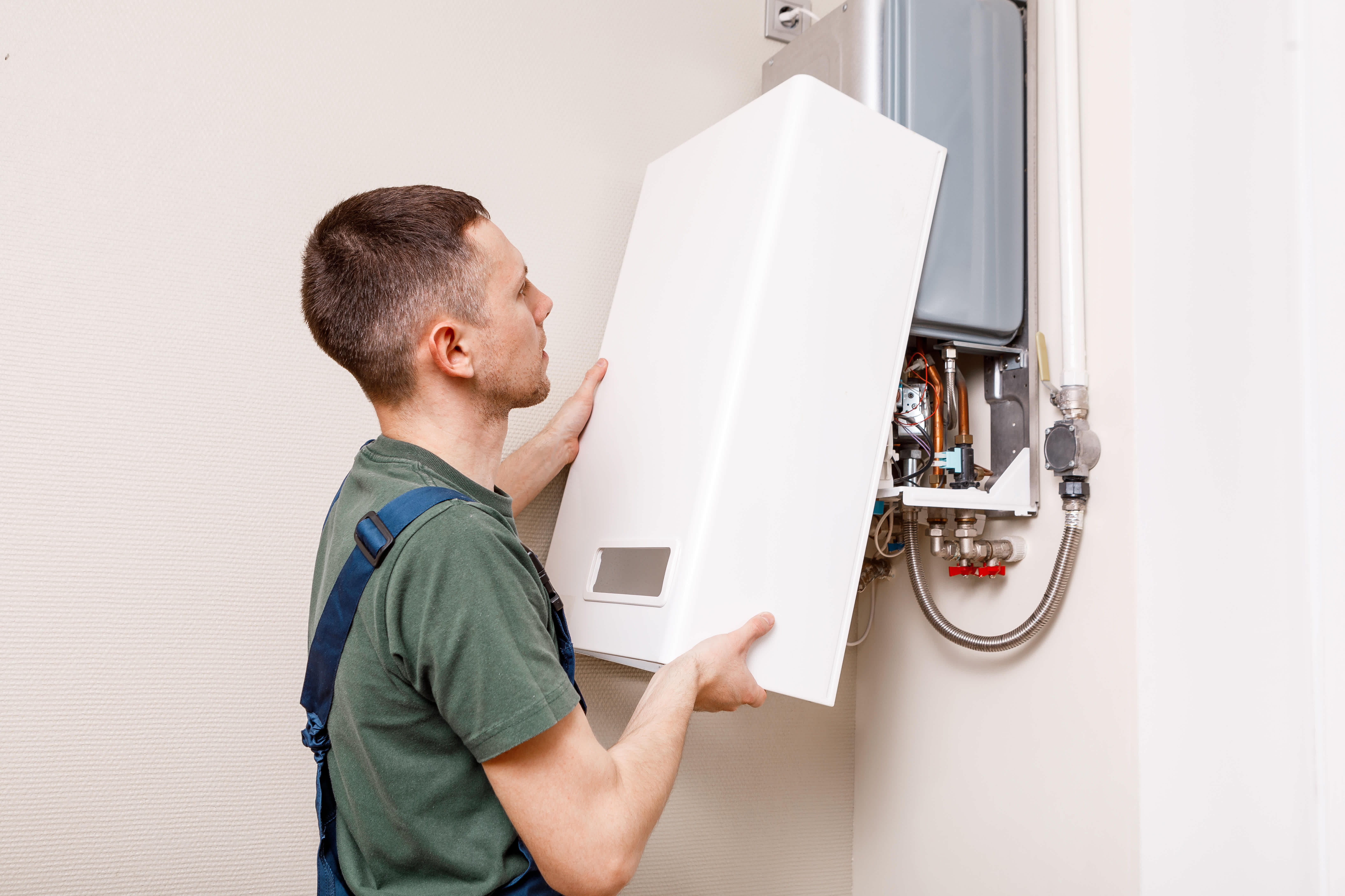 installateur plaatst cv-ketel in berging