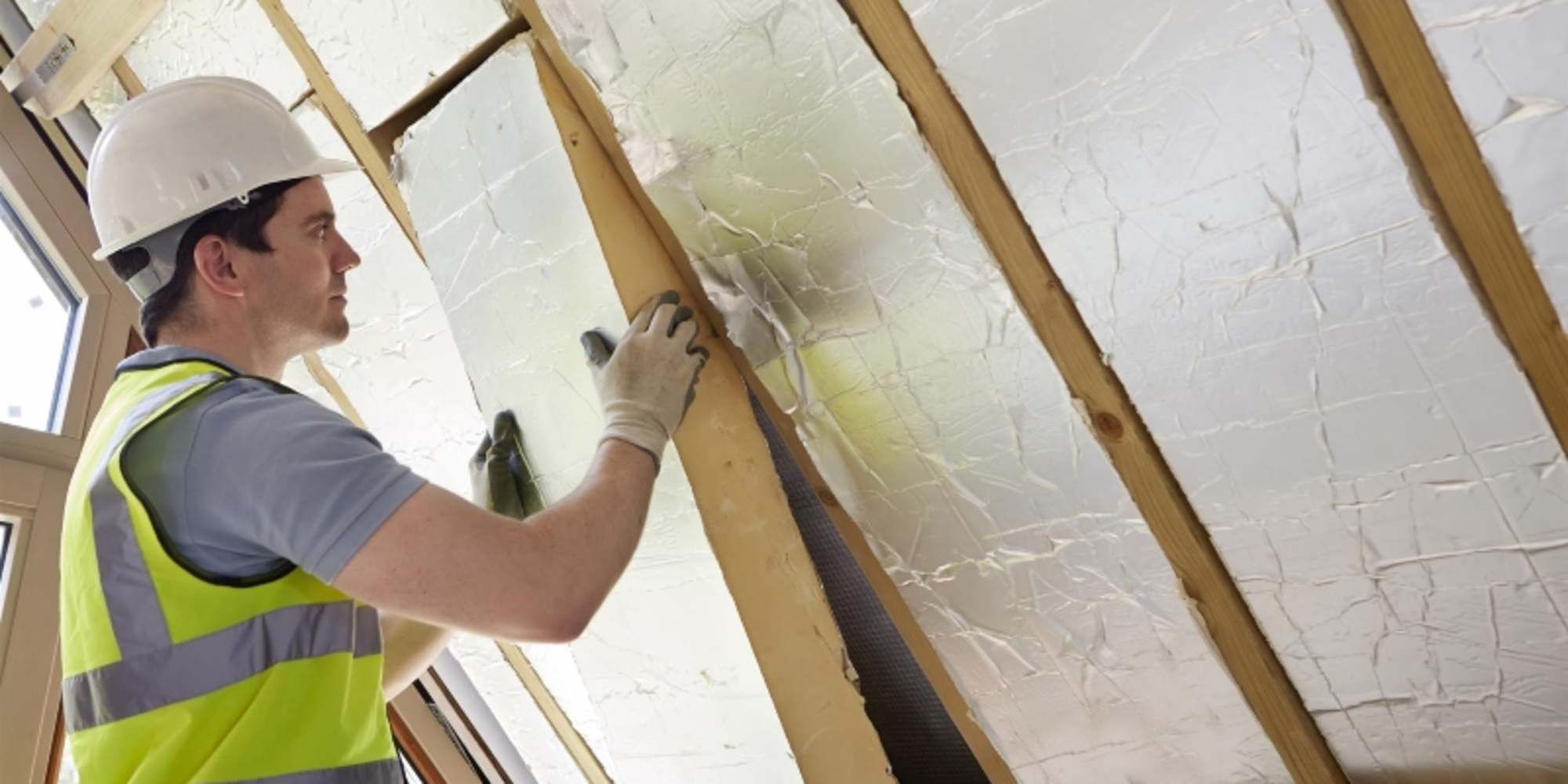 vakspecialist plaatst dakisolatie langs de binnenkant