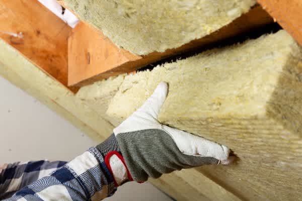 Dakisolatie plaatsen in woning