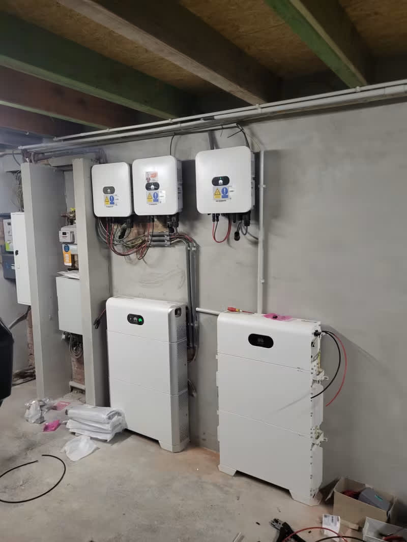 to hjemmebatterier til solcellepaneler med en inverter