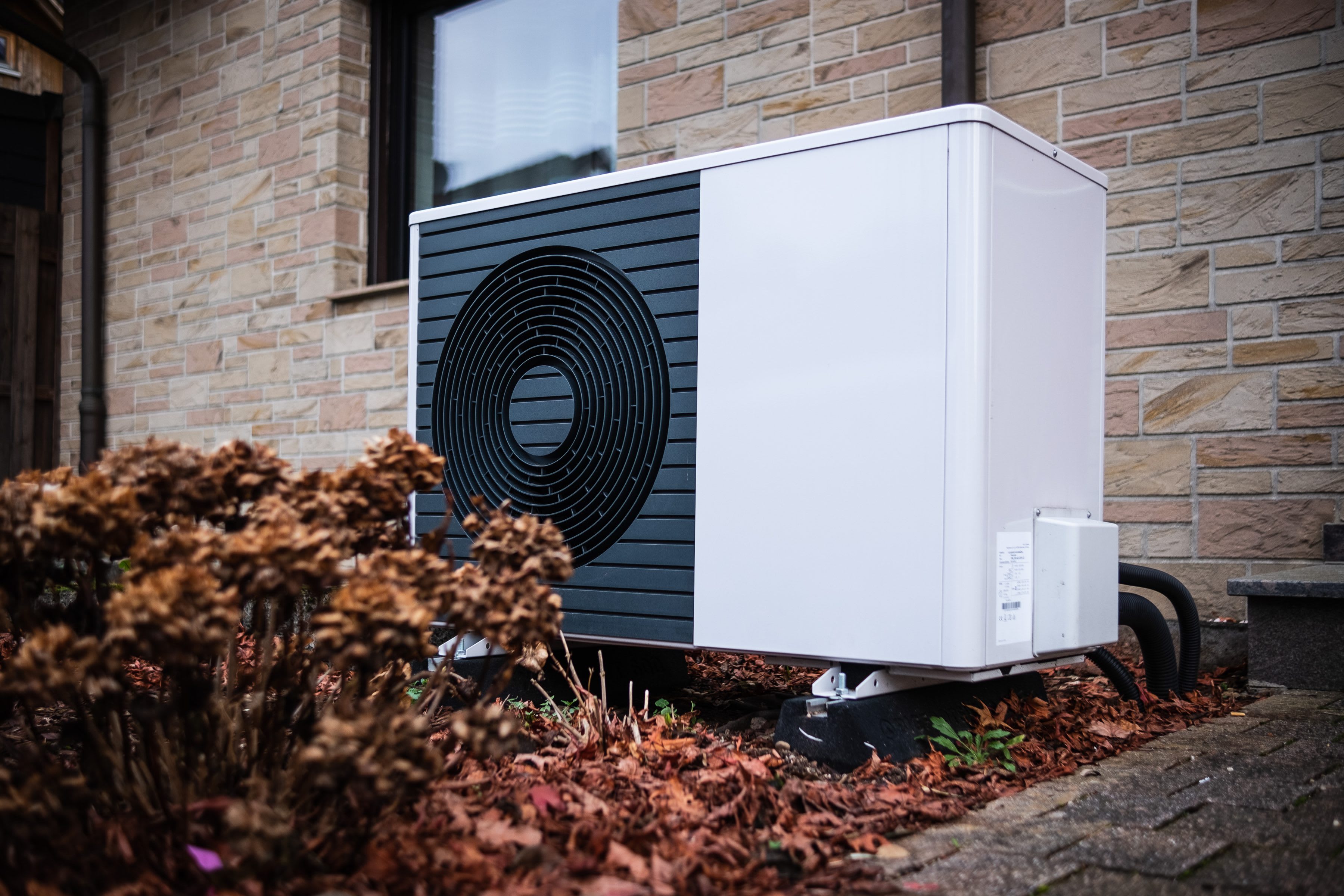 buitenunit van een hybride warmtepomp aan een voorgevel
