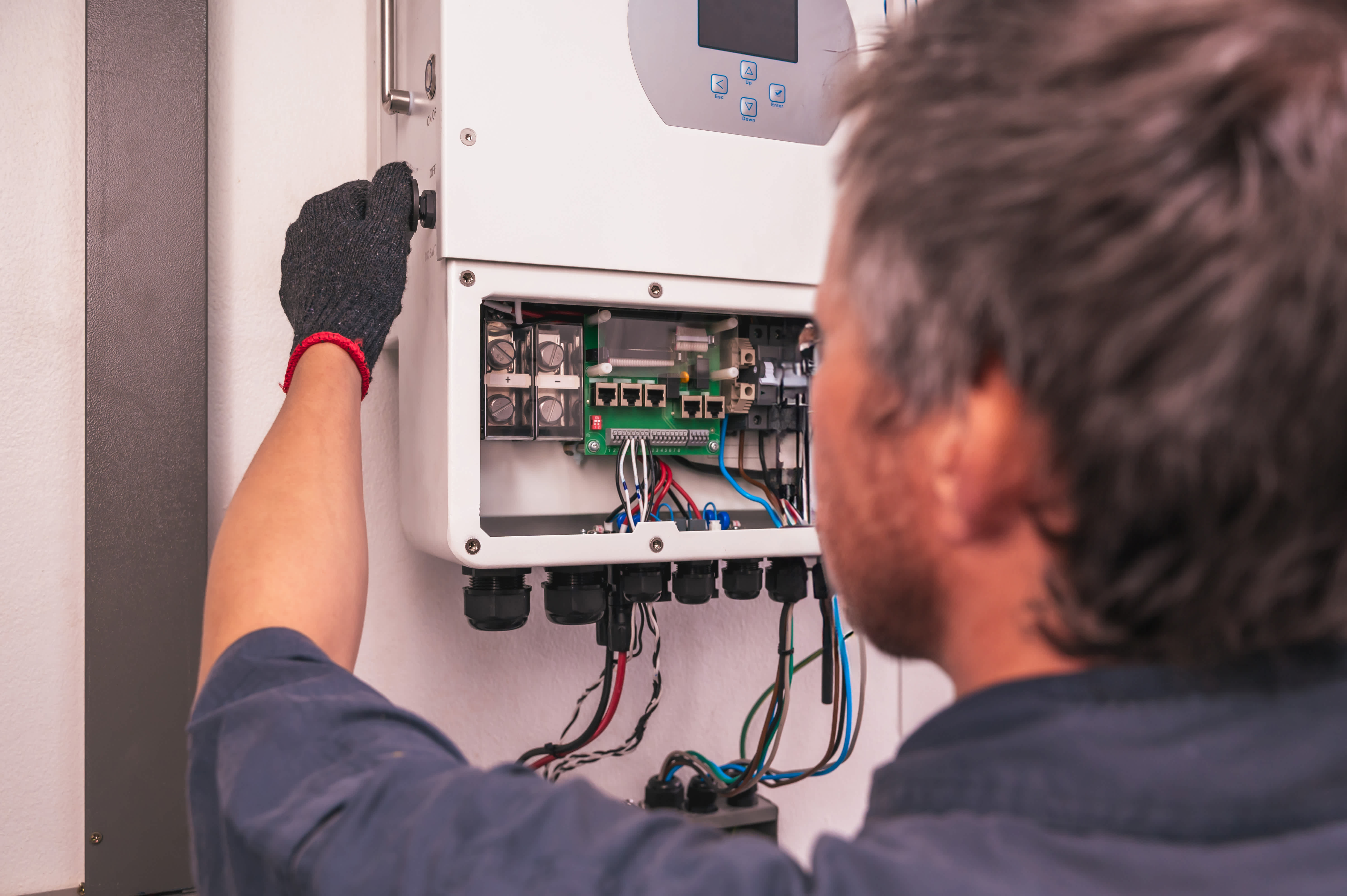 erkende installateur plaatst een thuisbatterij