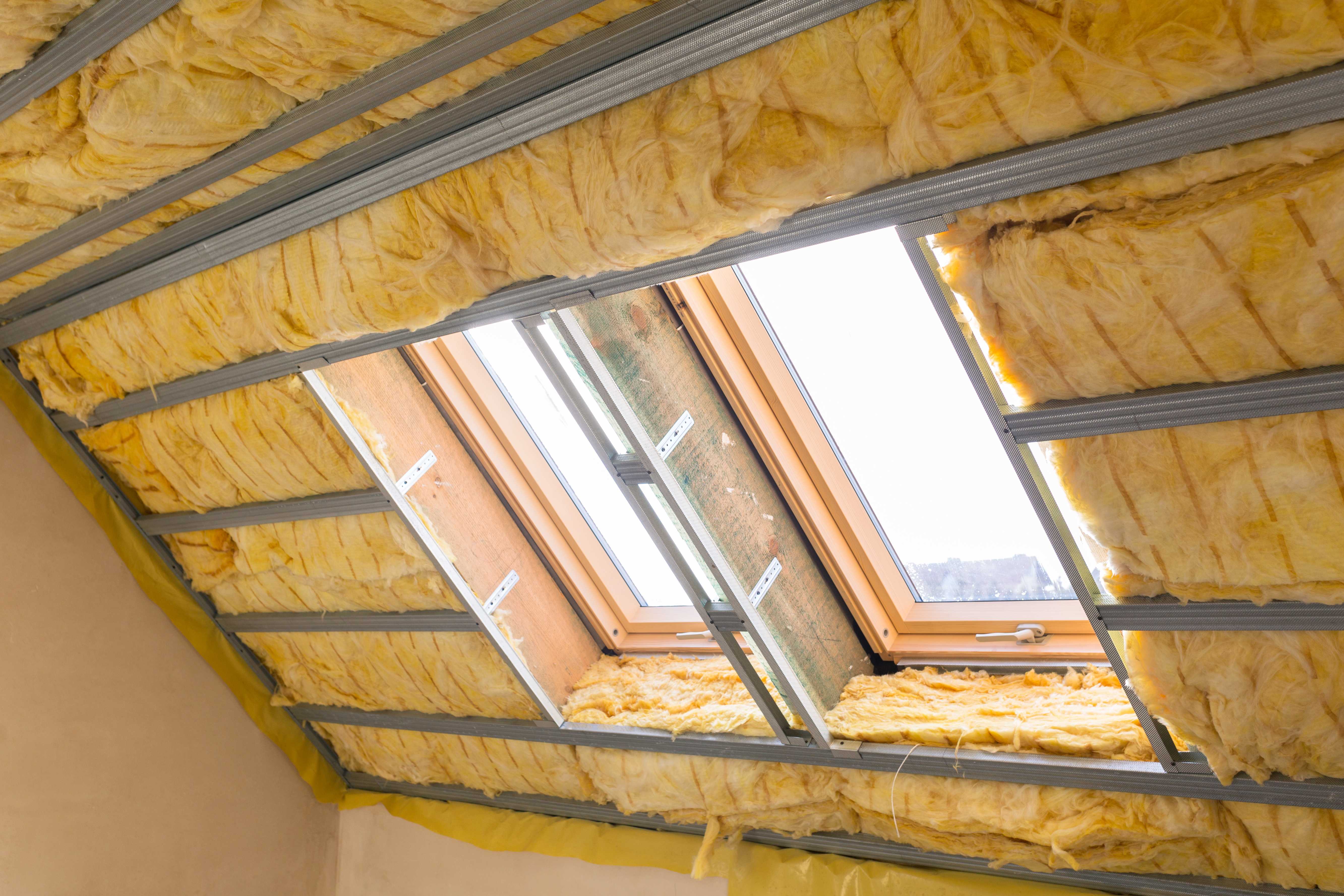 Isolation de toiture avec des panneaux isolants sur un toit incliné côté intérieur