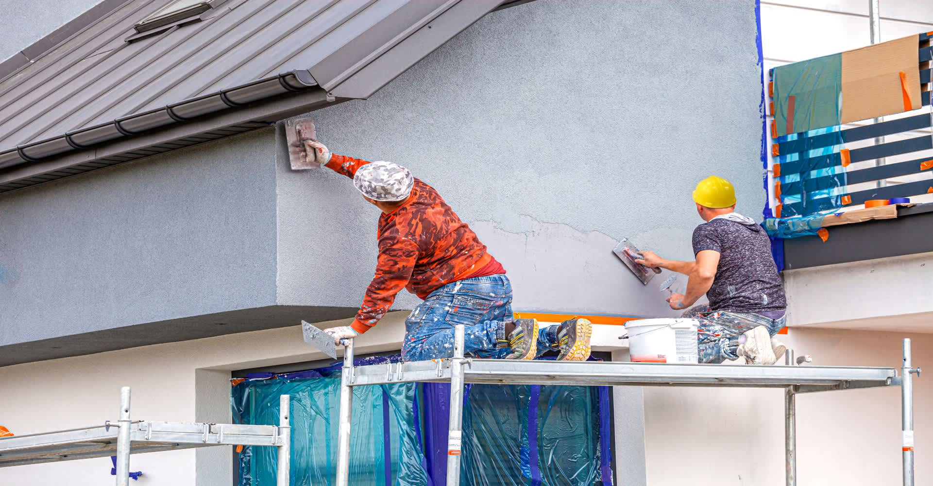 Vakspecialist brengt isolerende crepi aan op een buitengevel