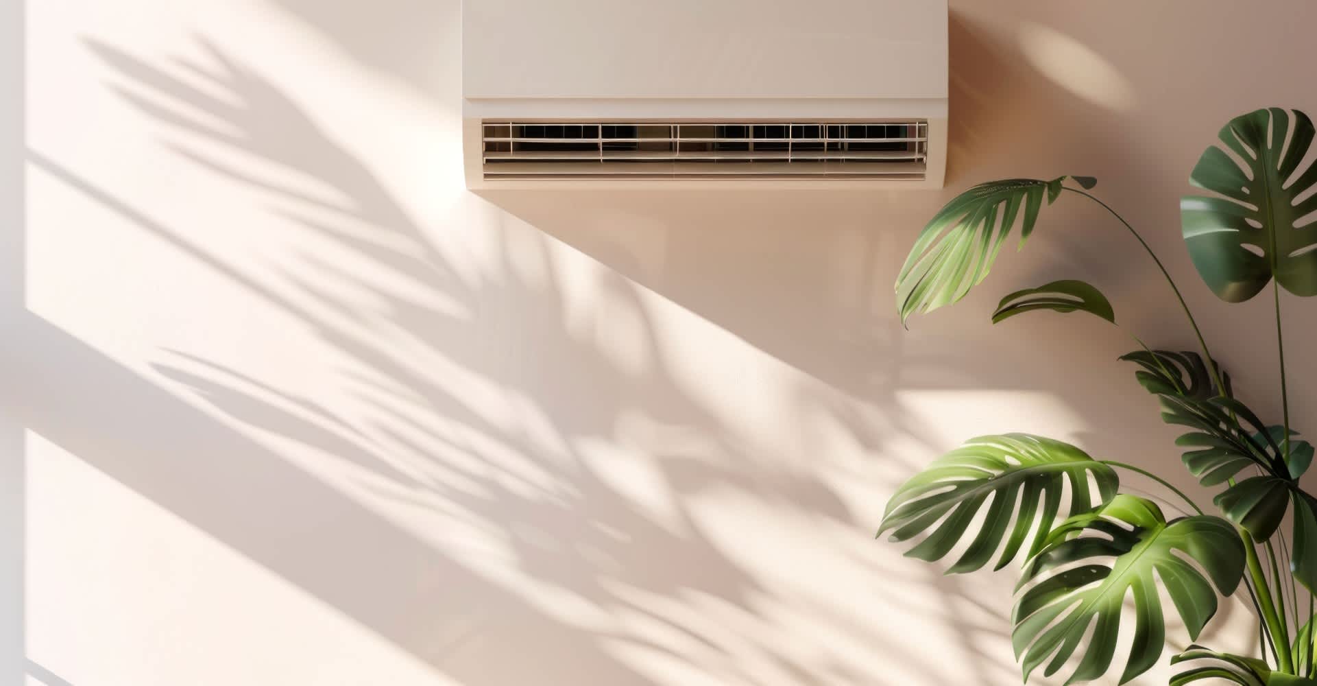 Split airco met binnen- en buitenunit aan een woning
