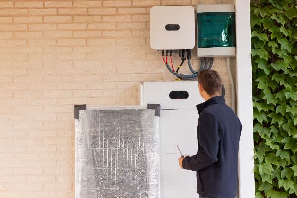 Vakspecialist plaatst thuisbatterij