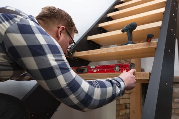 Vakspecialist renoveert trap