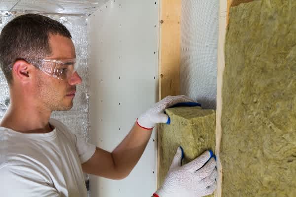 Vakspecialist plaatst muurisolatie