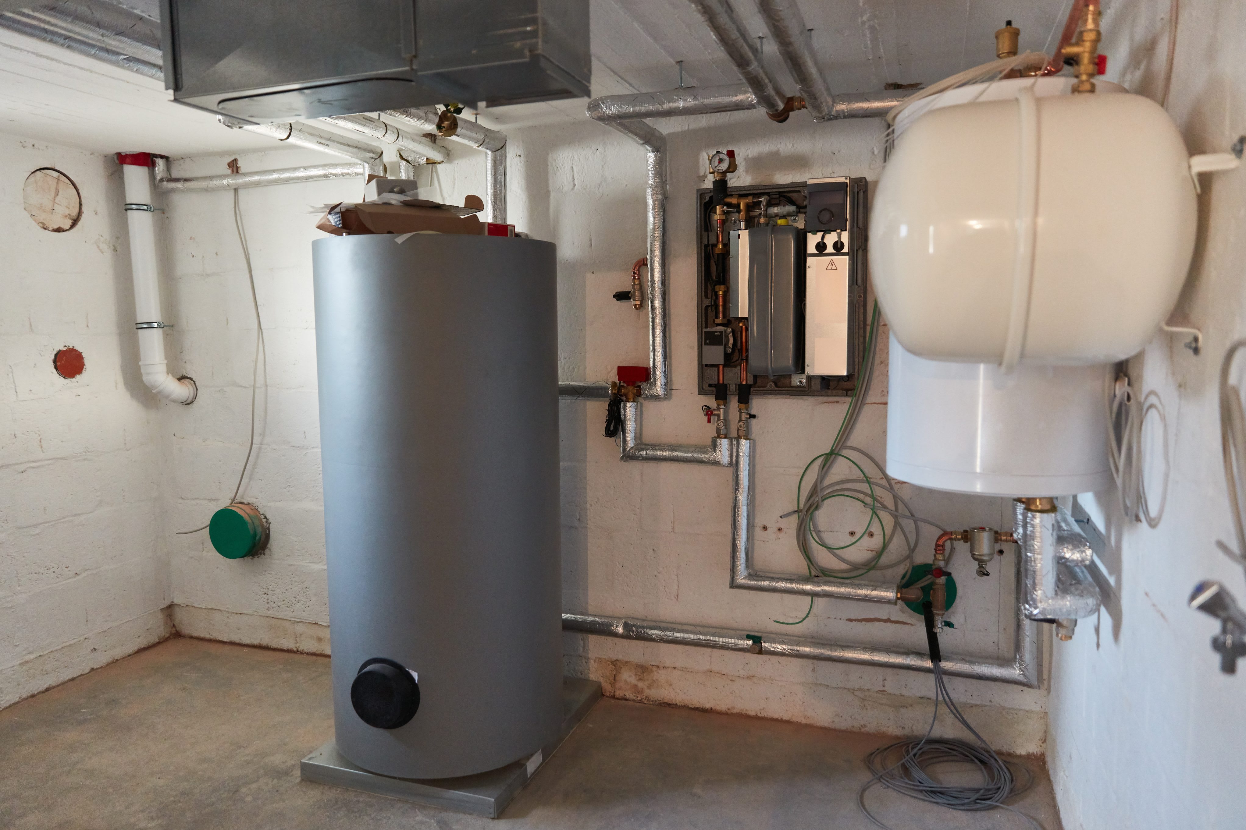 geïnstalleerde warmtepompboiler in een kelder
