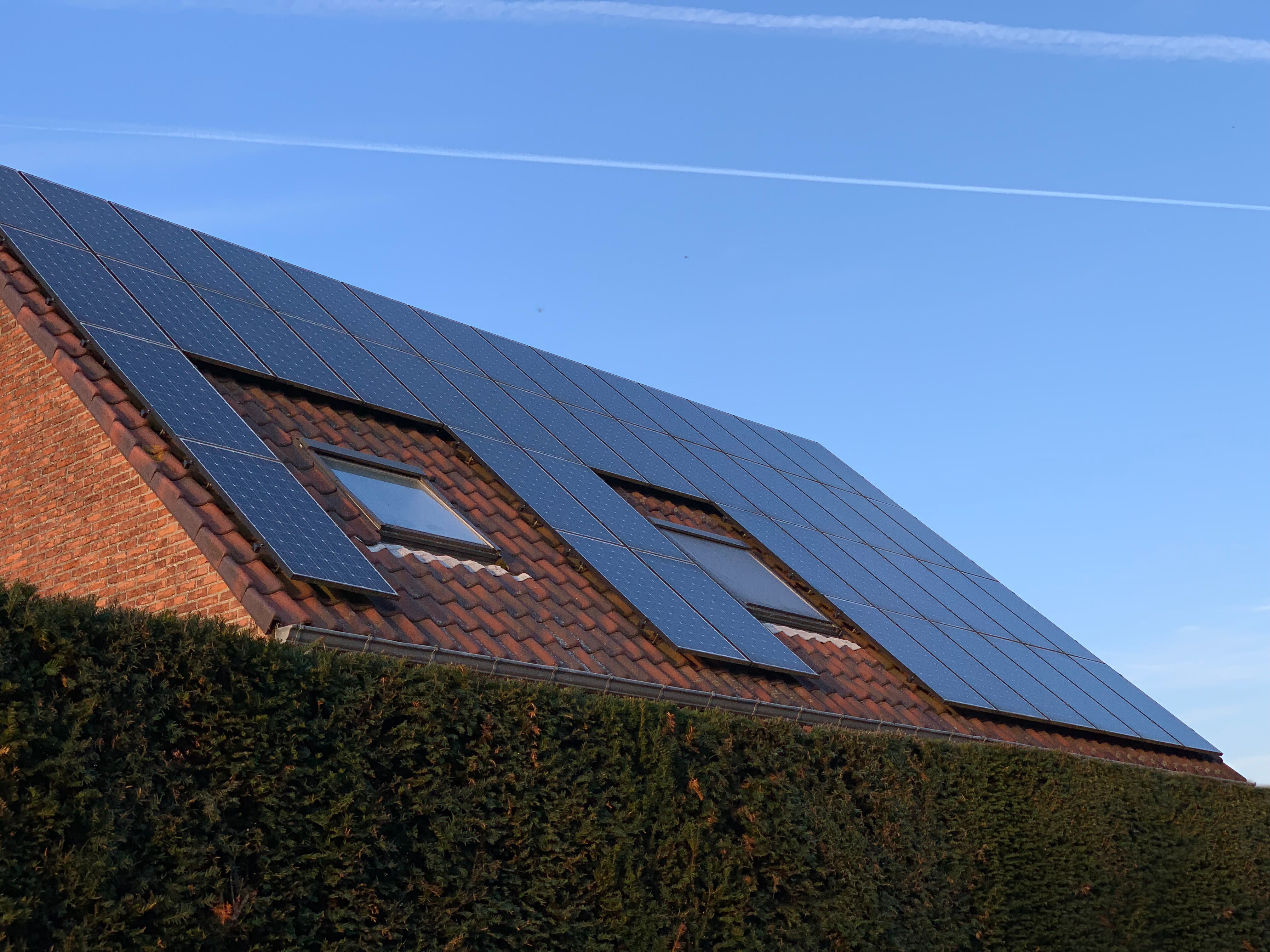 zonnepanelen op een schuin dak met twee dakramen