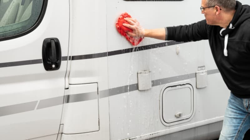 Wohnmobil mit einem Microfaserschwamm waschen