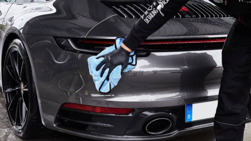 Auto wird mit Microfasertuch getrocknet