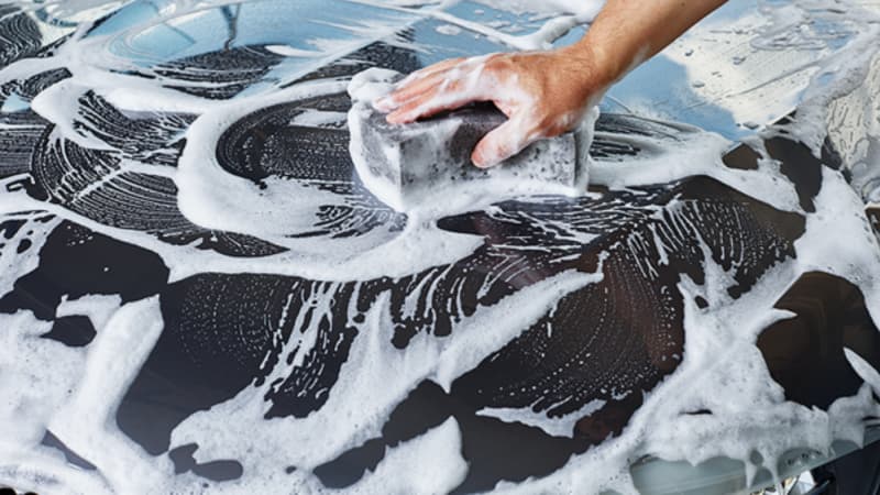 Handwäsche mit Multischwamm und Autoshampoo