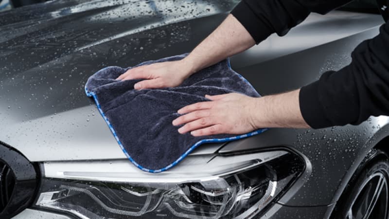 Auto mit Microfasertuch abtrocknen