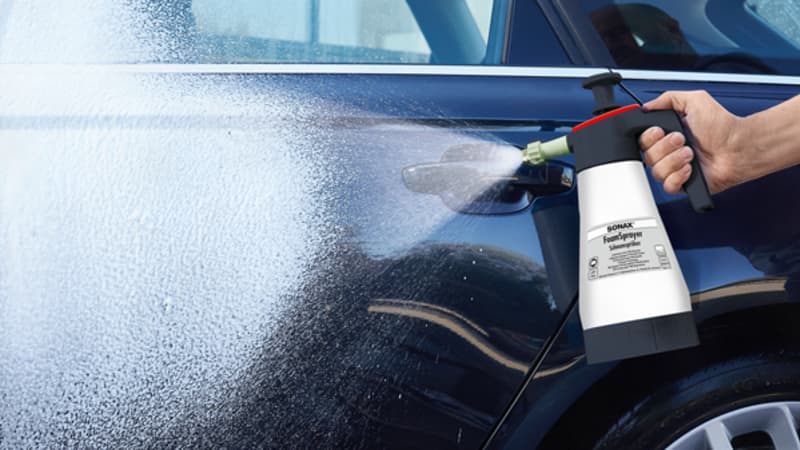 Auto wird mit Foamsprayer eingesprüht