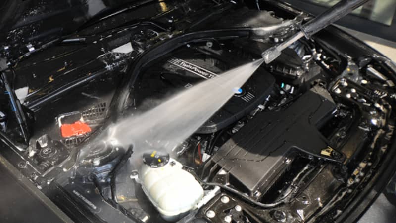 Motorraum mit Wasserstrahl spülen