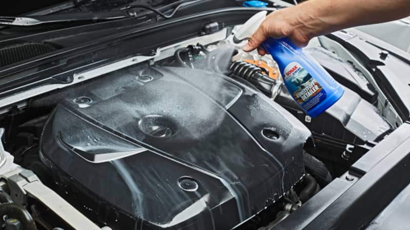 Anwendung des XTREME Kunststoffdetailers im Motorraum