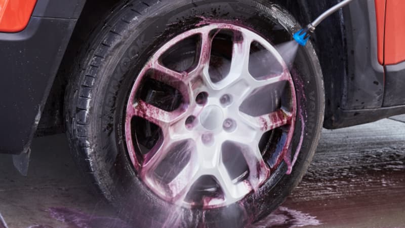 Felgenreiniger wird mit Hochdruckreiniger abgespritzt