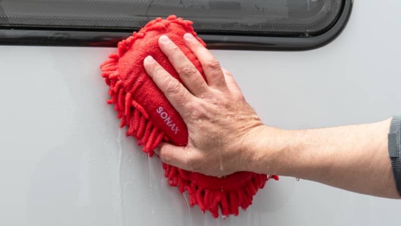 Regenstreifenentferner mit Microfaser Schwamm abspülen