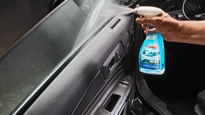 SONAX Scheibenklar auf zu behandelnde Flächen aufsprühen