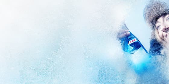 Vereiste Scheibe wird mit SONAX Scheibenenteiser besprüht