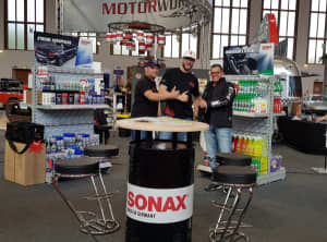 SONAX Stand Motorworld mit Personen