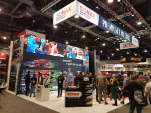 SONAX Messestand mit Besuchern
