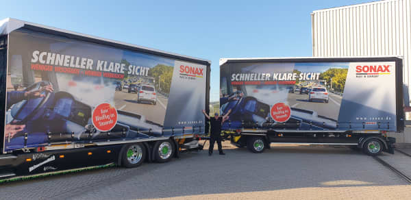 Big Mike seitlich neben dem SONAX Truck