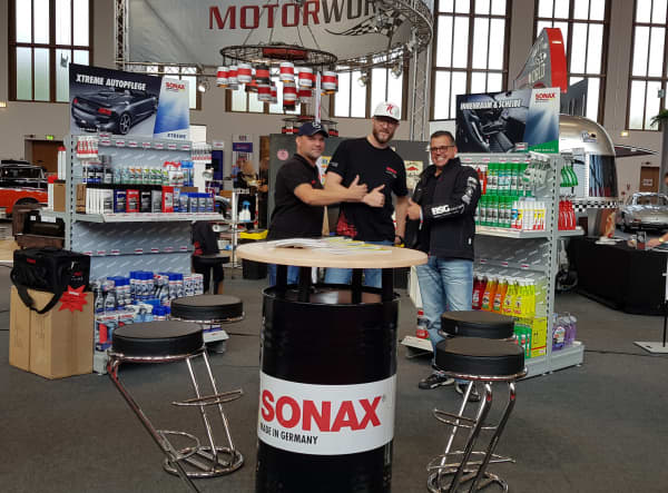 SONAX Stand Motorworld mit Personen
