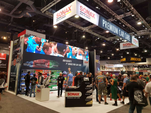 SONAX Messestand mit Besuchern