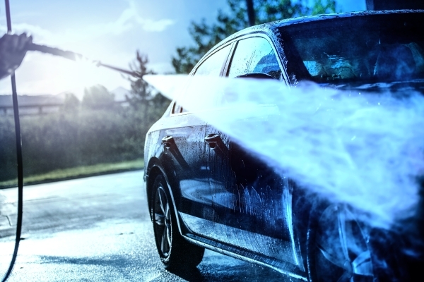 Auto mit Hochdruckreiniger waschen
