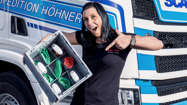 Trucker-Girl Tinka zeigt die Trucker-Box