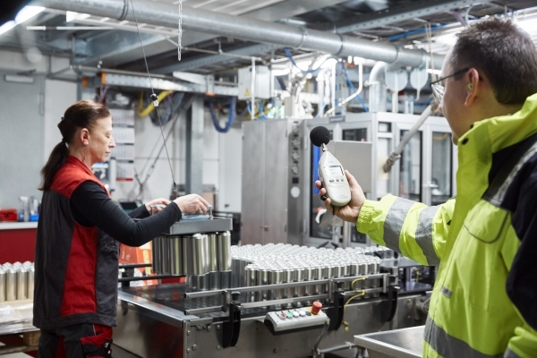 Schutz der Mitarbeiter in der SONAX Produktion vor Lärm