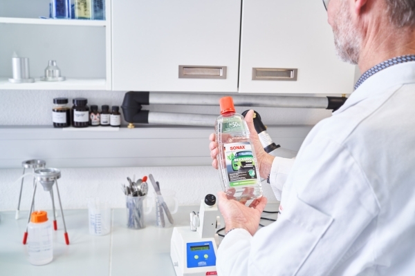 SONAX Labor mit nachhaltigem Produkt