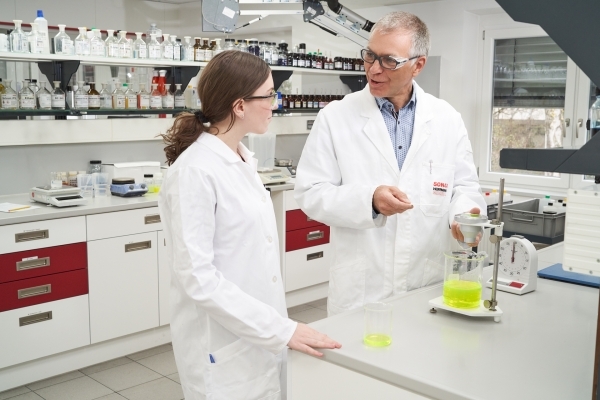 Frau und Mann experimentieren im Labor